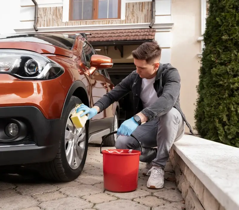 Lavage auto à domicile Neufchef : professionnel intervenant sur un véhicule